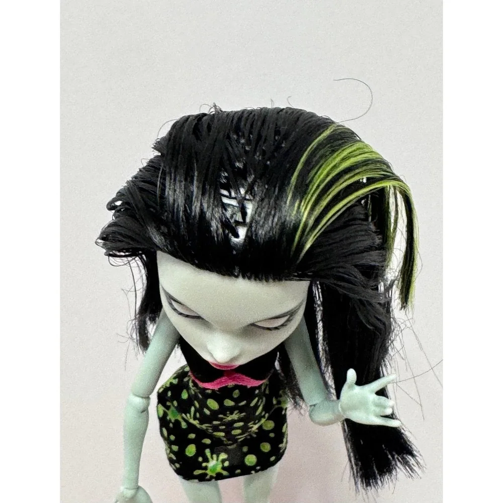 Monster High Ghoul Fair Scarah Screams Doll fashion doll toy with dress